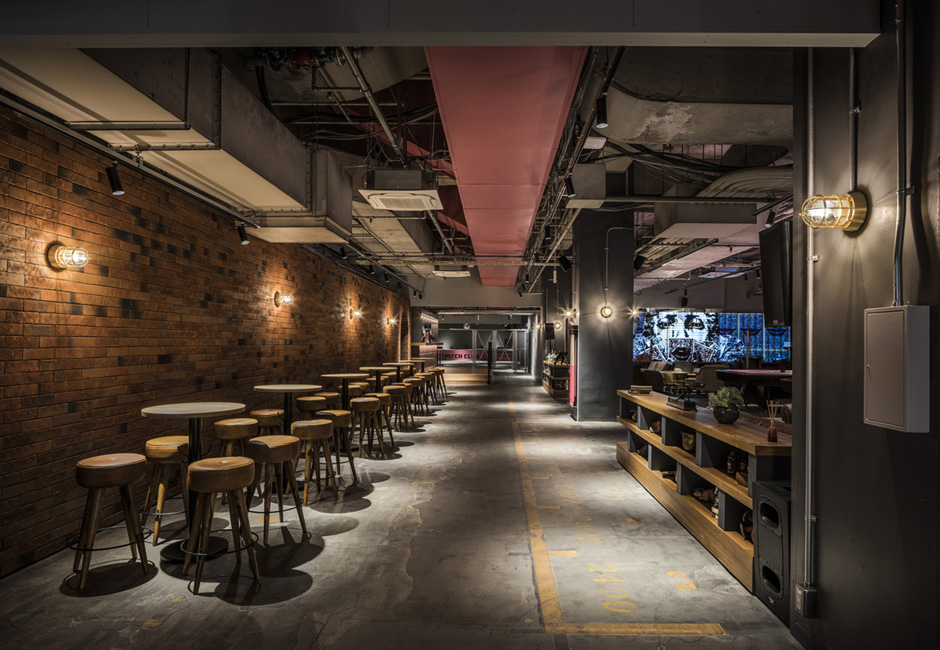 横浜アソビル地下1階『PITCH CLUB ピッチクラブ』は、非日常のアート体験ができる