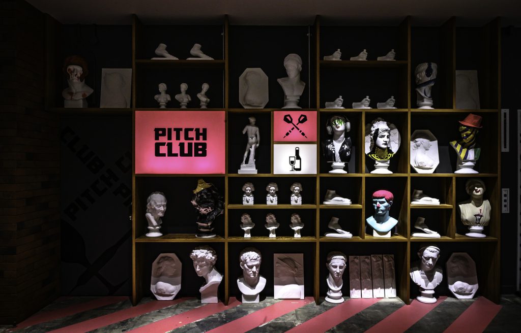 横浜アソビル地下1階『PITCH CLUB ピッチクラブ』は、非日常のアート体験ができる