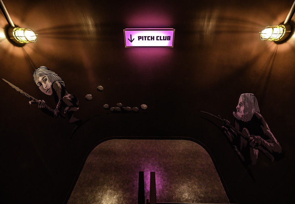 横浜アソビル地下1階『PITCH CLUB ピッチクラブ』は、非日常のアート体験ができる