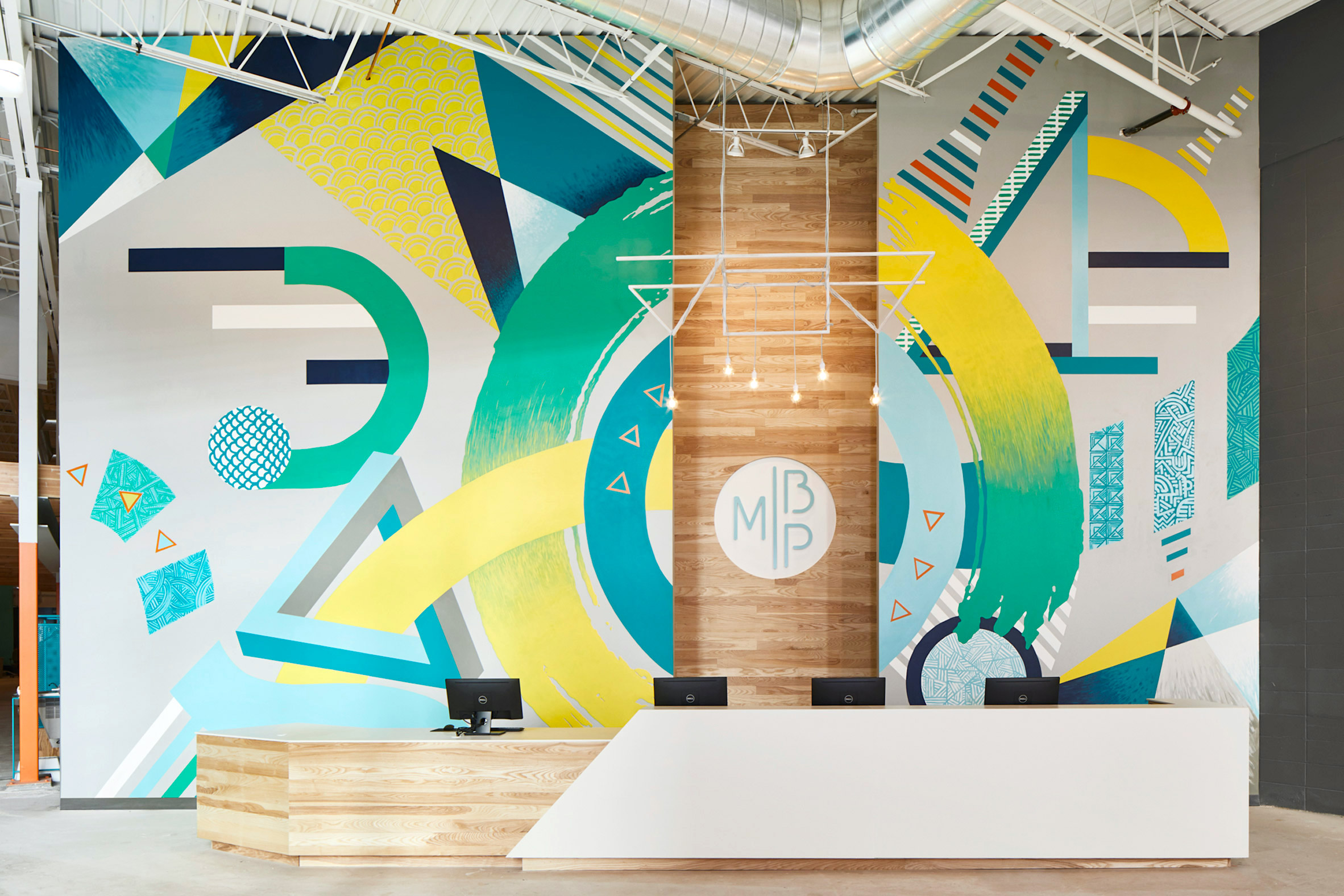 統一された壁面が美しいボルダリングジムのカラーブランディング