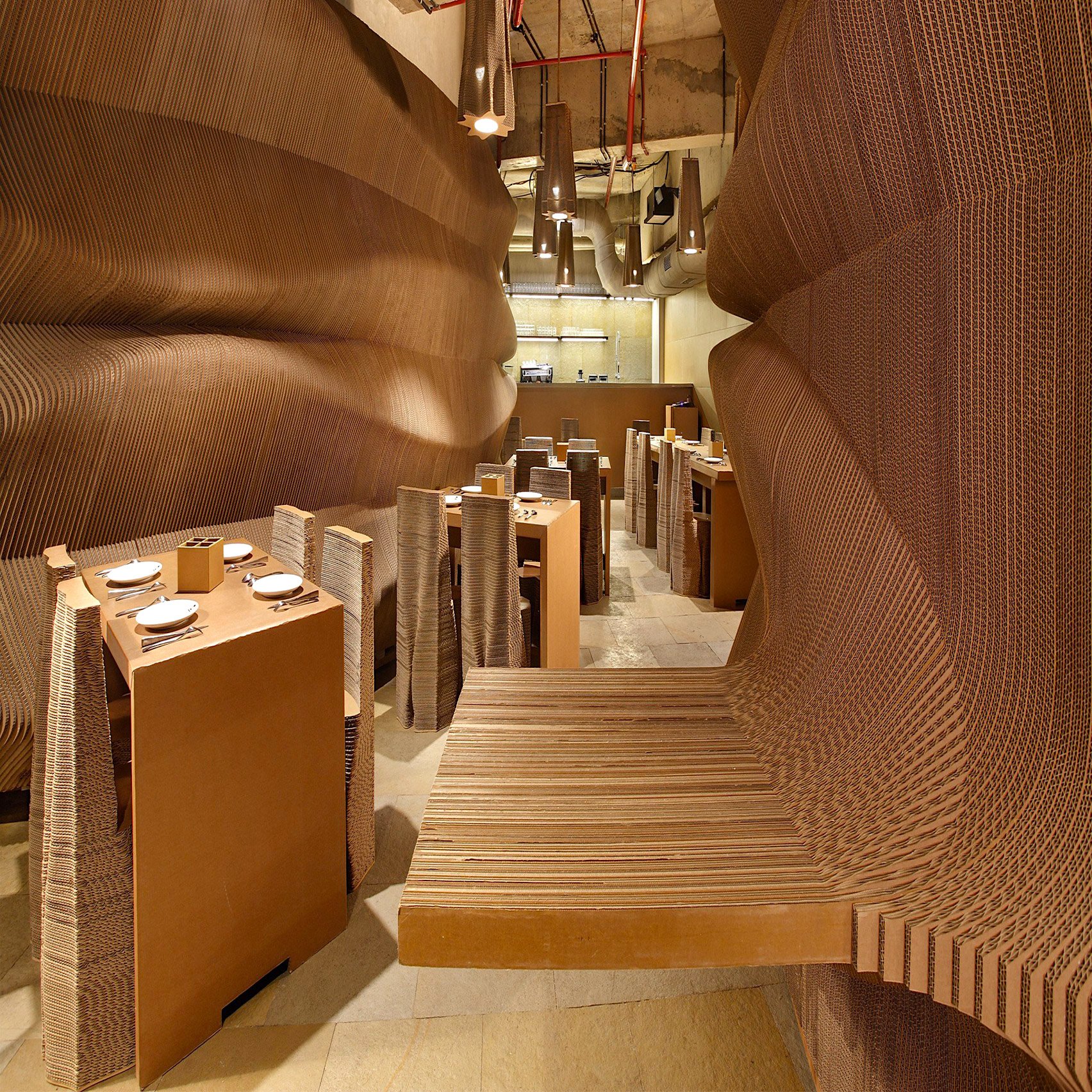 リサイクルできる素材ダンボールを選択し空間をデザインしたカフェの店舗設計