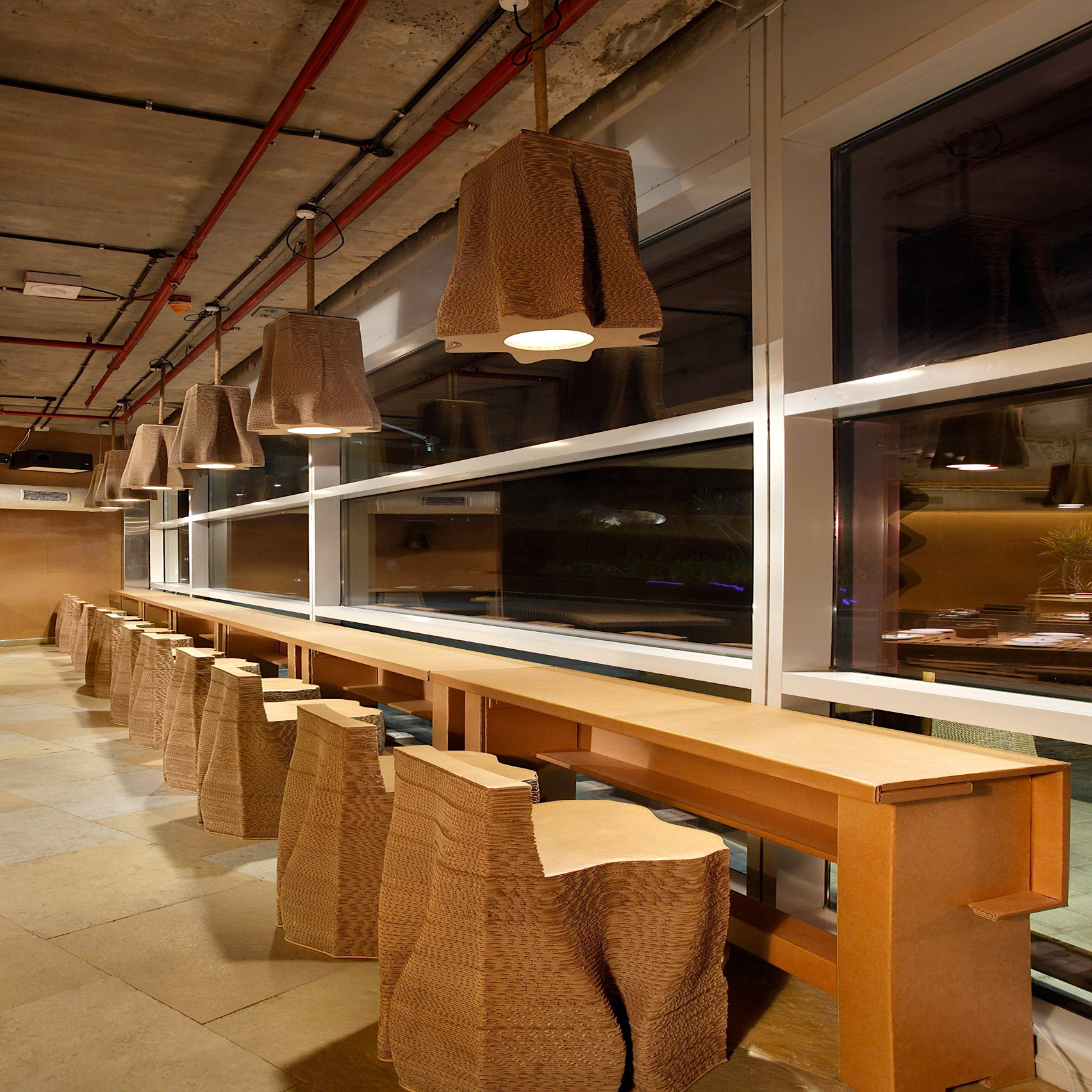 リサイクルできる素材ダンボールを選択し空間をデザインしたカフェの店舗設計