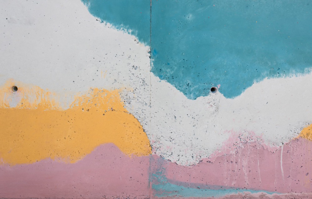 商品をカラーコンクリートで表現した美味しそうなアイスクリーム店舗のカウンター