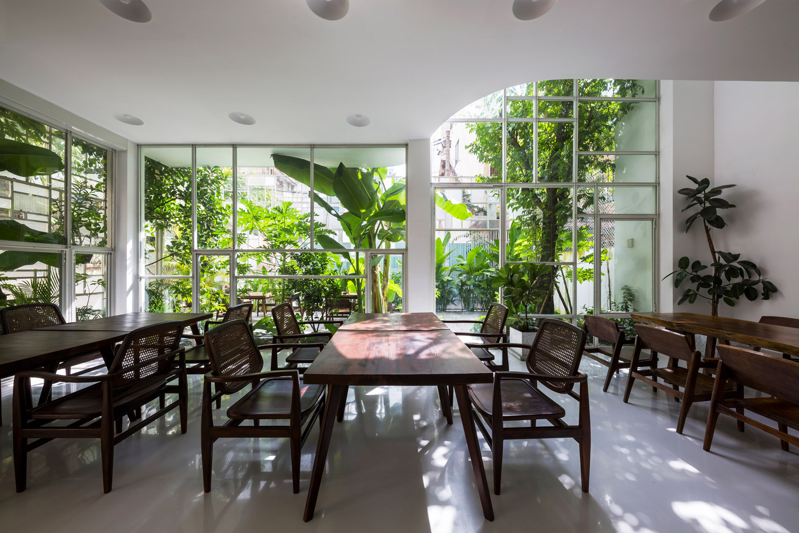 店舗デザインの特徴で覚えてもらえるレストランのグリーンウォール