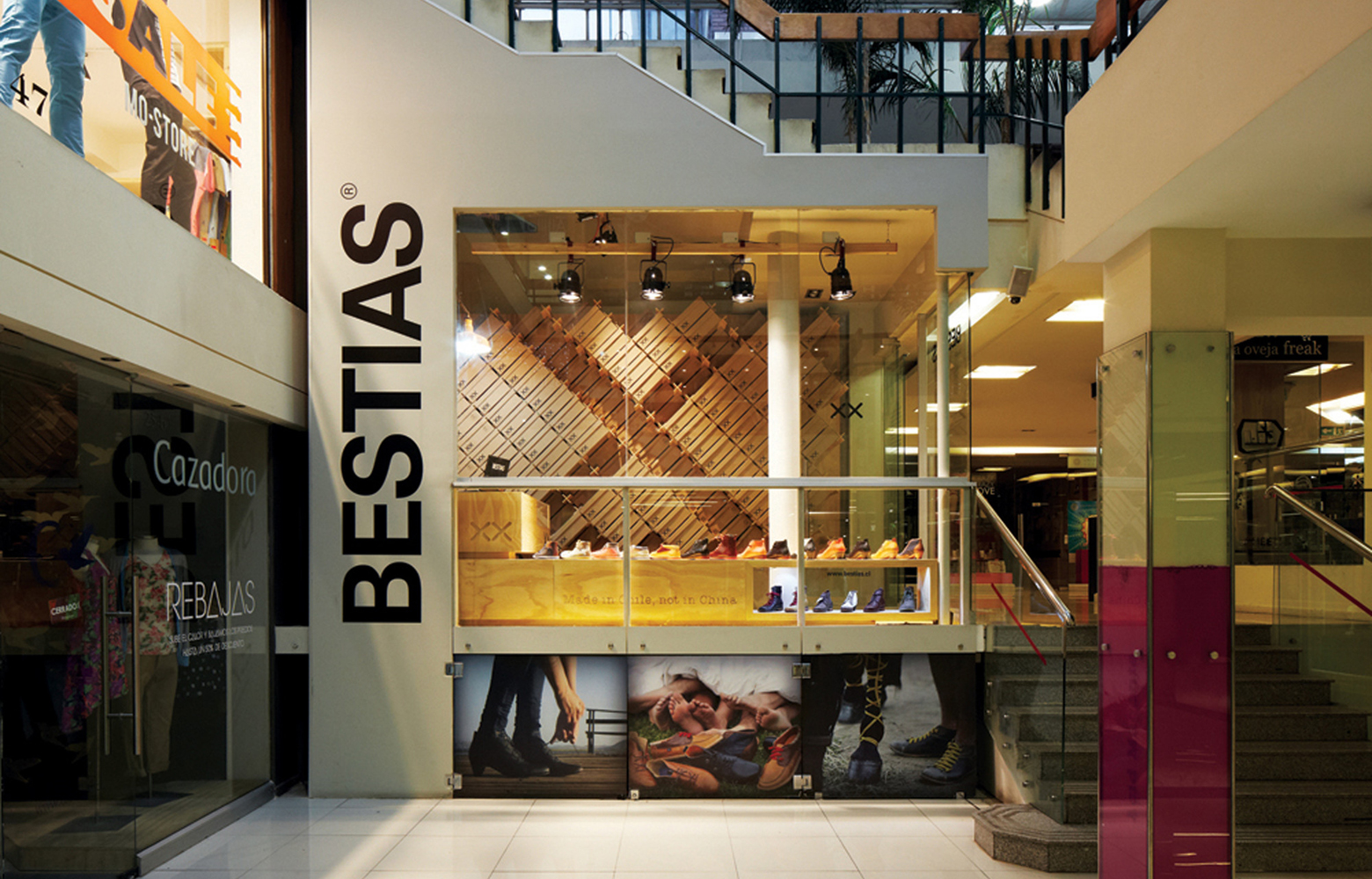 靴箱で店名が表現できる靴屋の店舗設計は、フレキシブルな専用 X シェルフ