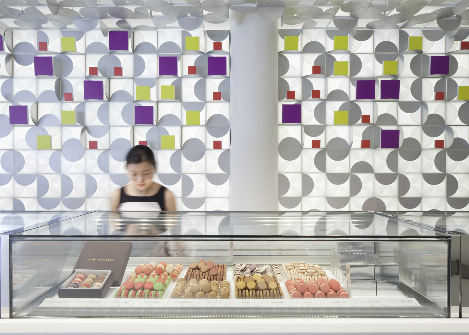 ギフトボックスをモチーフにつくられたポップなマカロンショップの背面ウォール