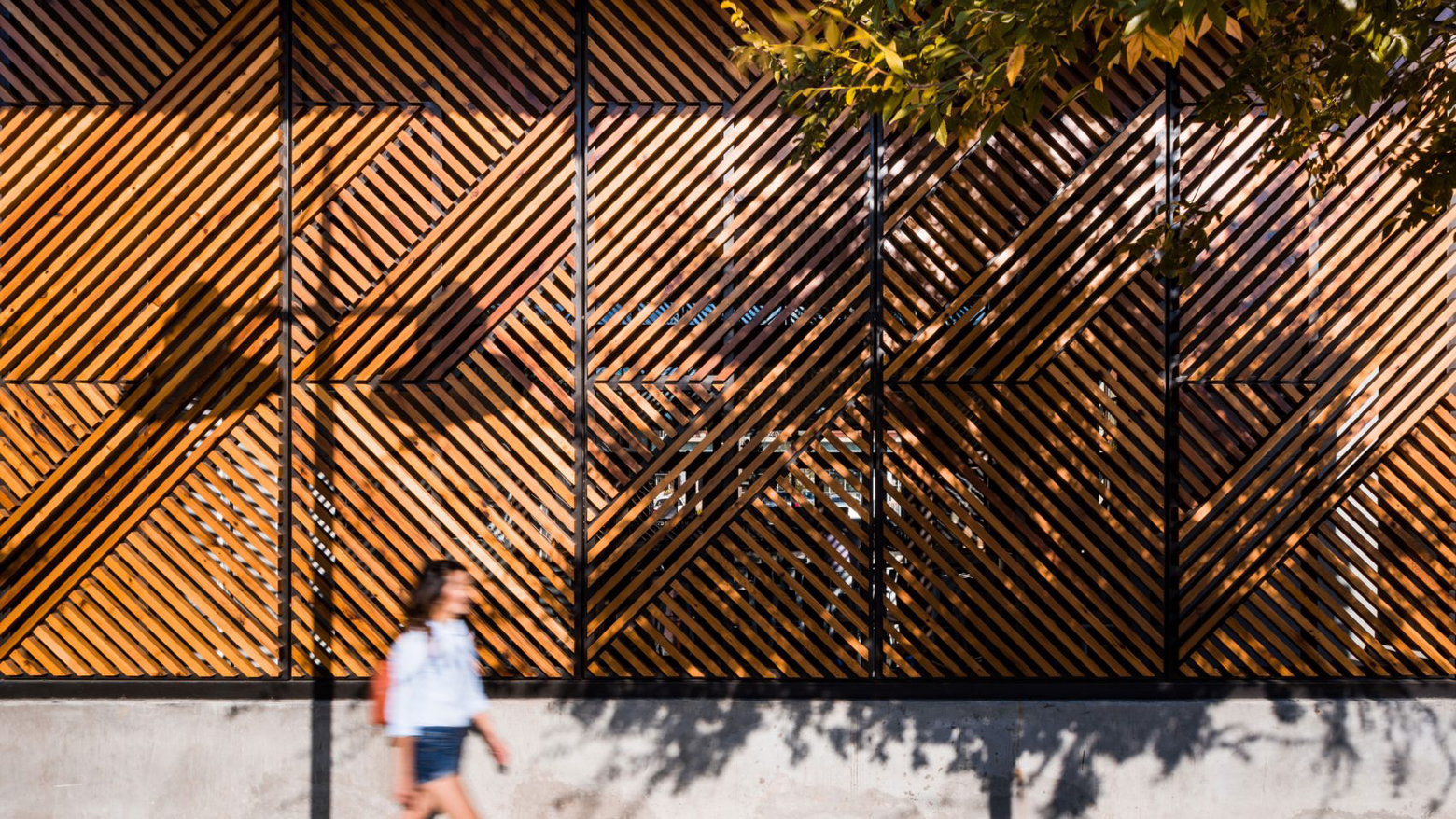 幾何学的な目隠しで店舗内の光をコントロールしたコーヒーショップの木製ブラインド