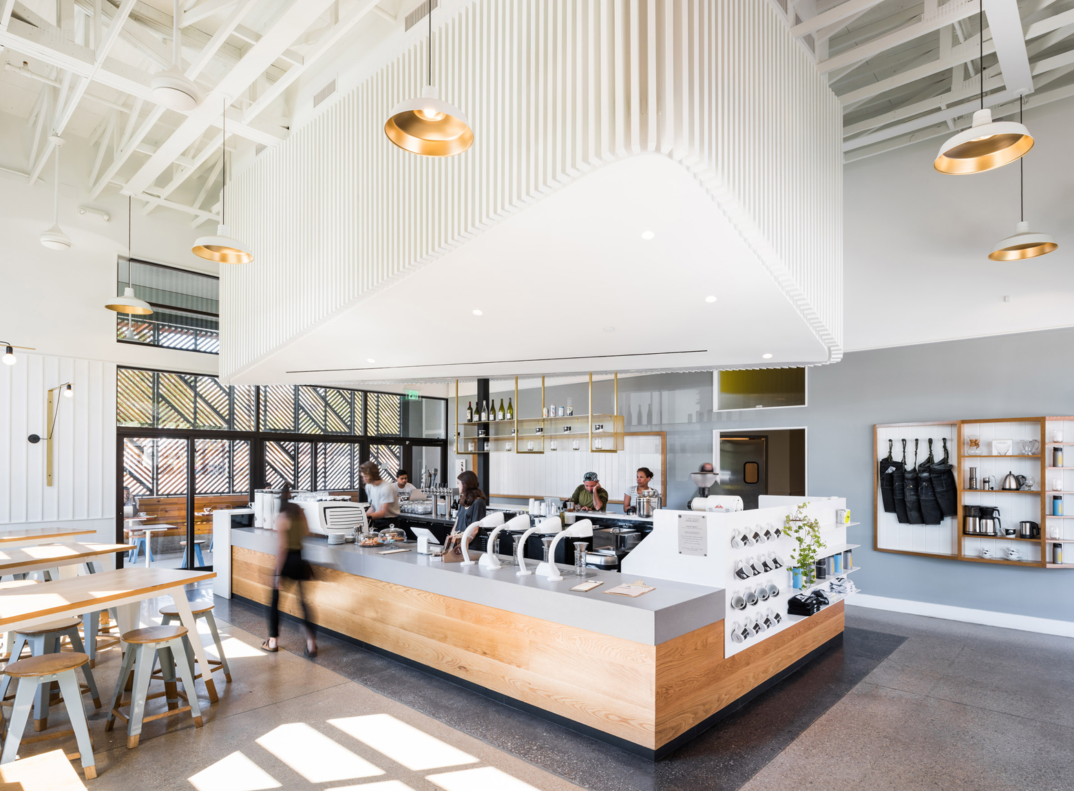 幾何学的な目隠しで店舗内の光をコントロールしたコーヒーショップの木製ブラインド