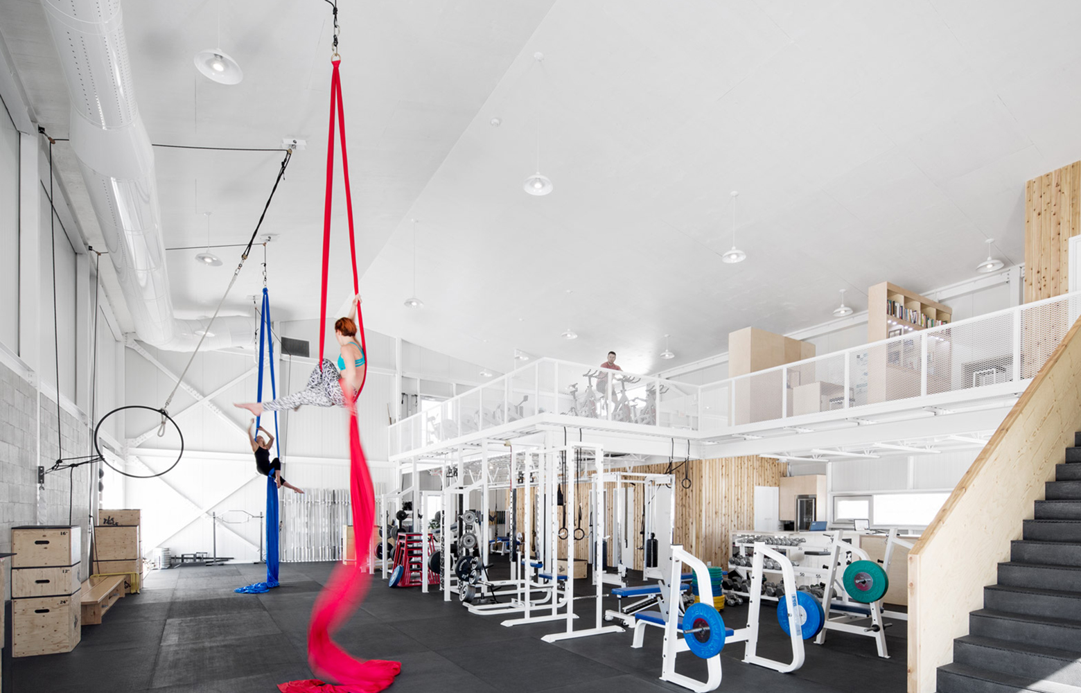 店舗の居心地の良さはモノトーンに木の温かさを加えたフィットネスジムの色選び