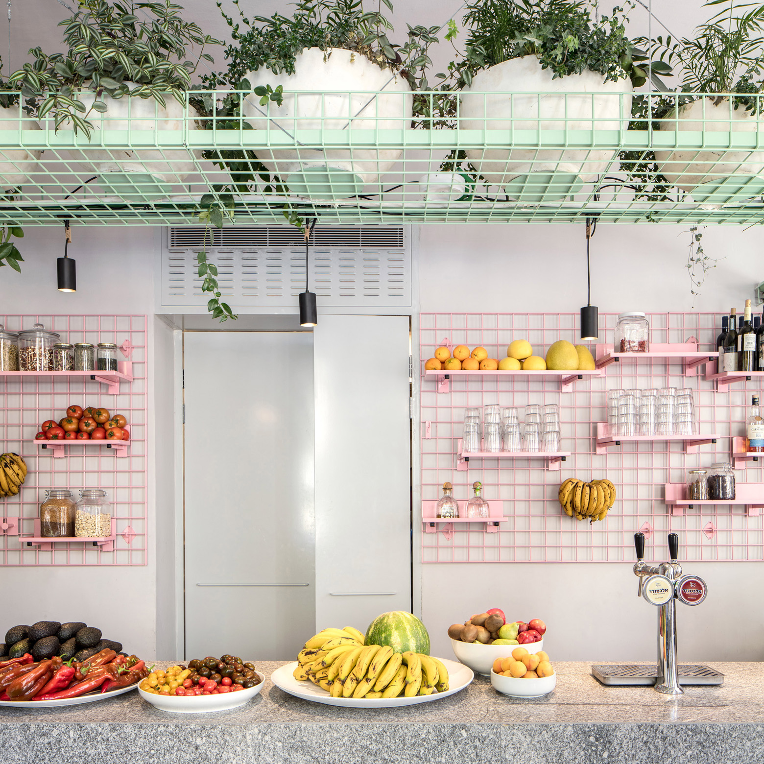 カフェ店舗の壁面を飾るのは材料で見せるワイヤーラックディスプレイ