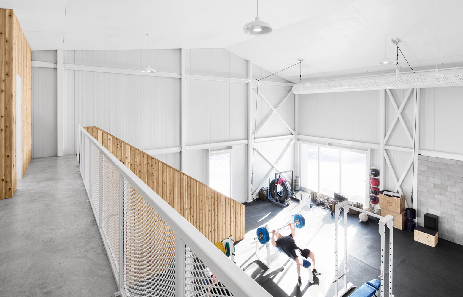 店舗の居心地の良さはモノトーンに木の温かさを加えたフィットネスジムの色選び