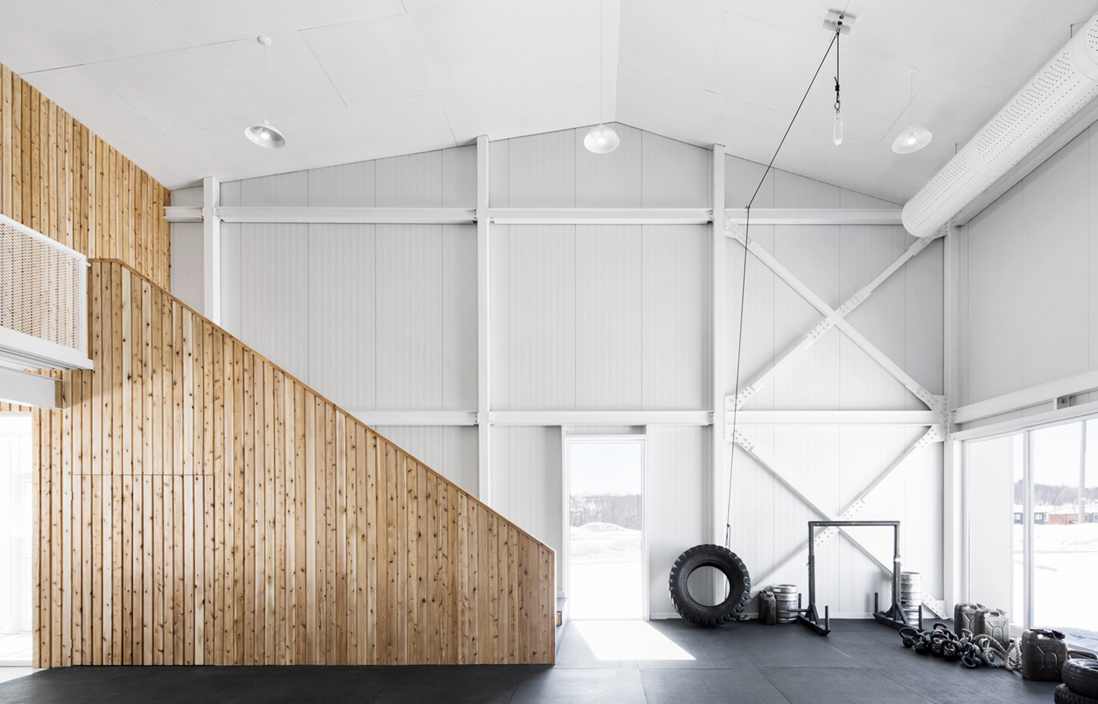 店舗の居心地の良さはモノトーンに木の温かさを加えたフィットネスジムの色選び