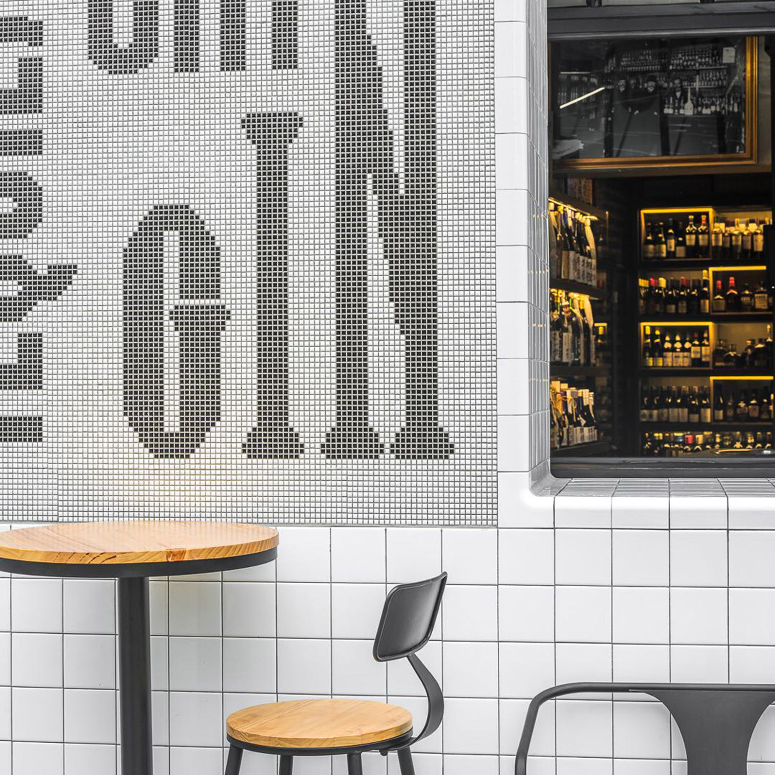 店舗だけでなく街にも賑わいをもたらす酒屋のアートな看板デザイン