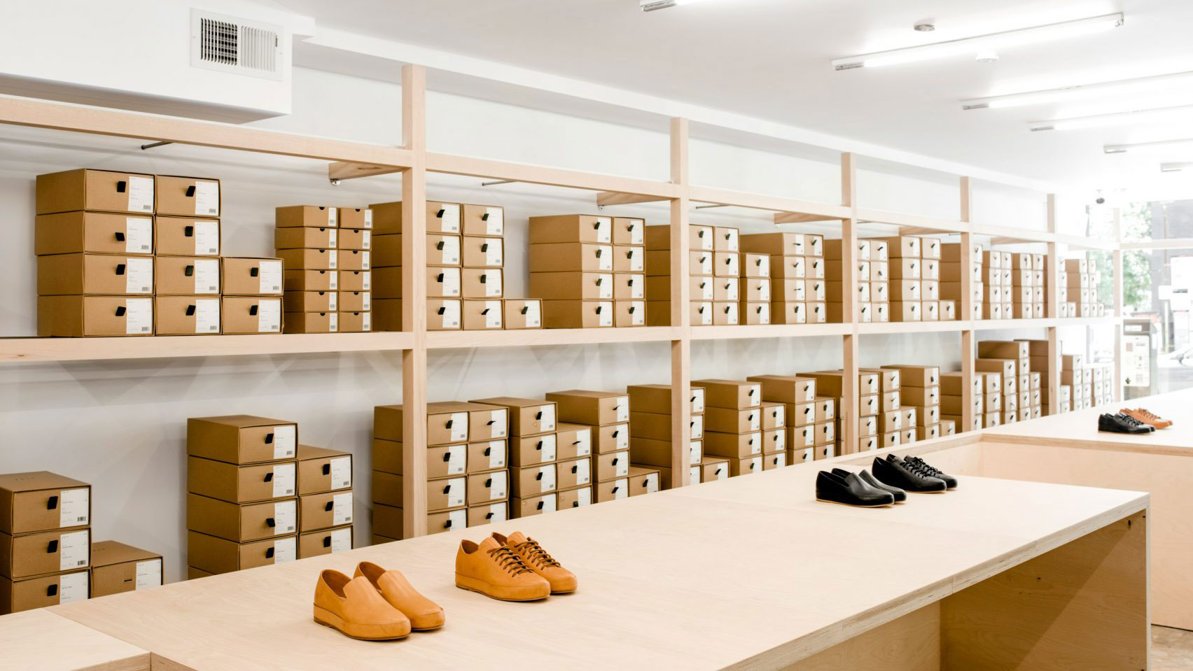 店舗の限られたスペースを活かす靴屋のレイアウトと動線設計
