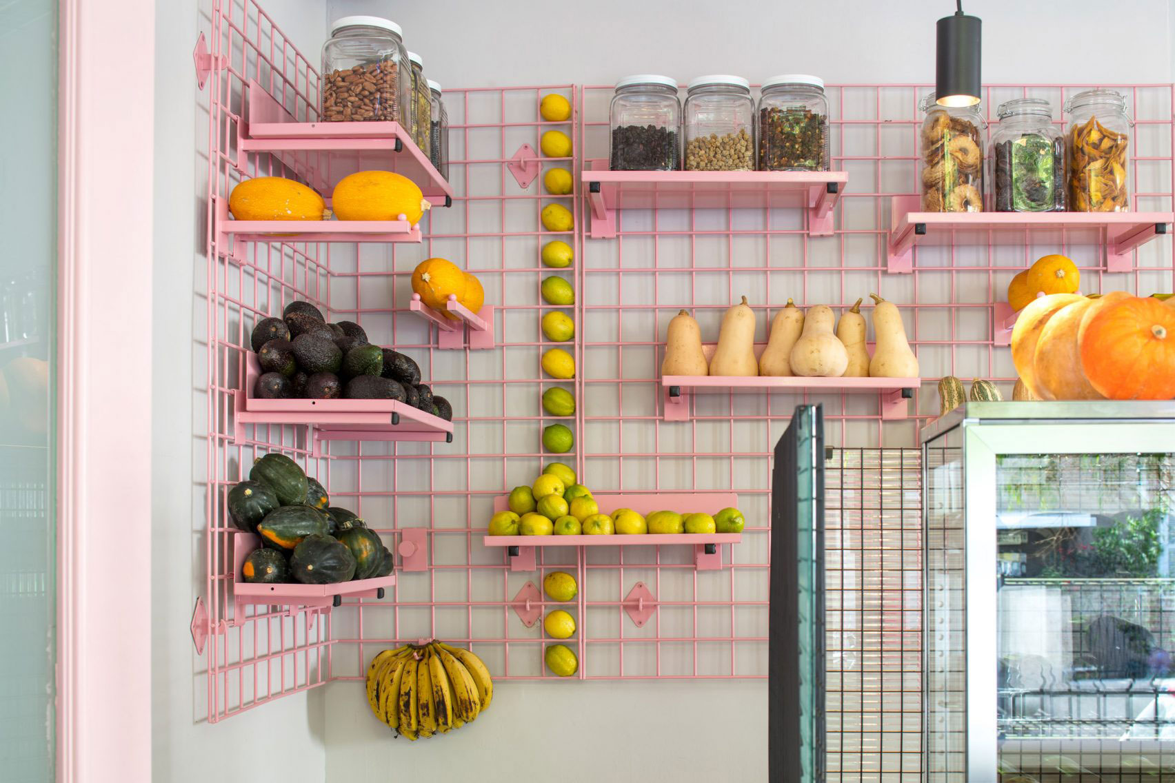 カフェ店舗の壁面を飾るのは材料で見せるワイヤーラックディスプレイ