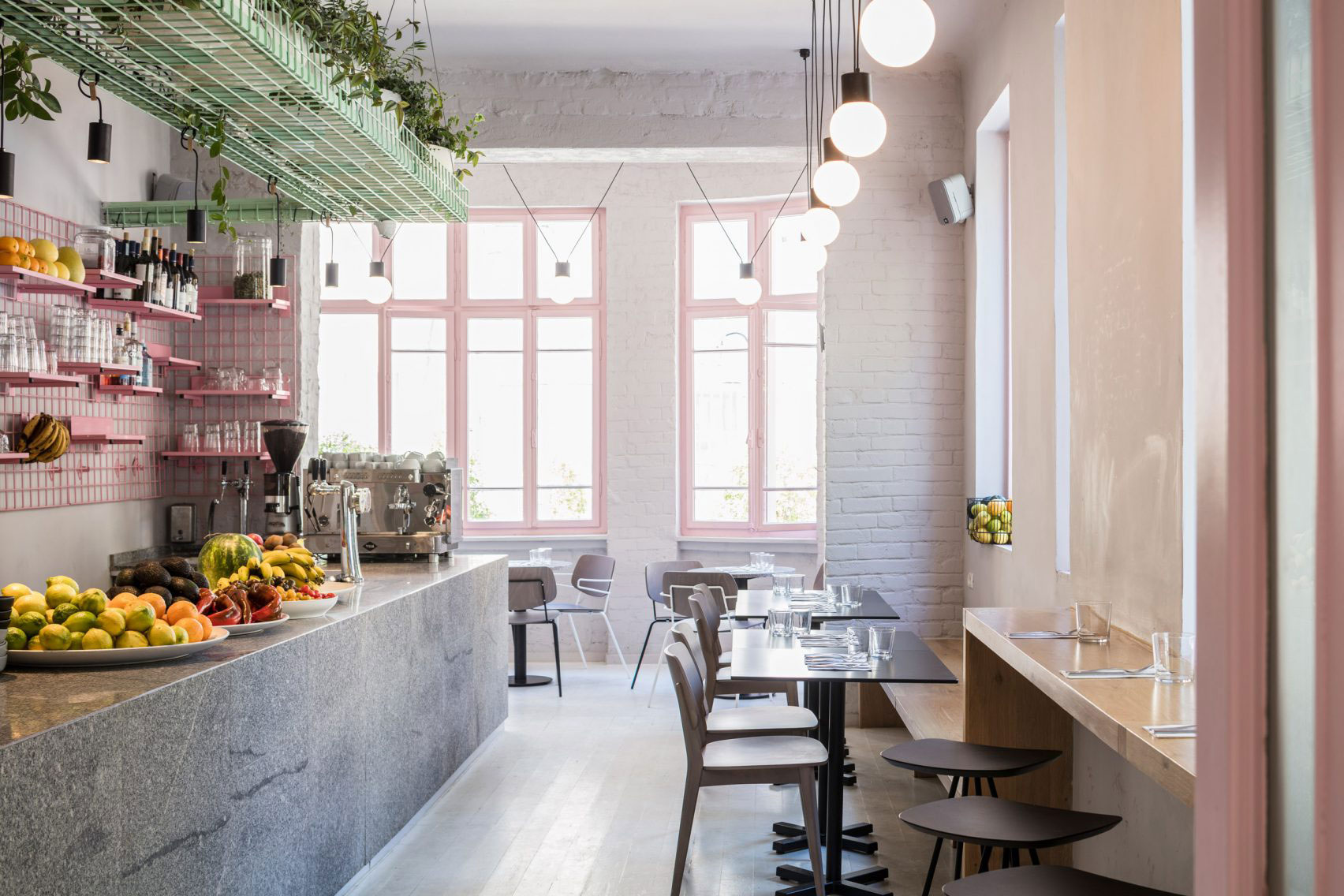 カフェ店舗の壁面を飾るのは材料で見せるワイヤーラックディスプレイ