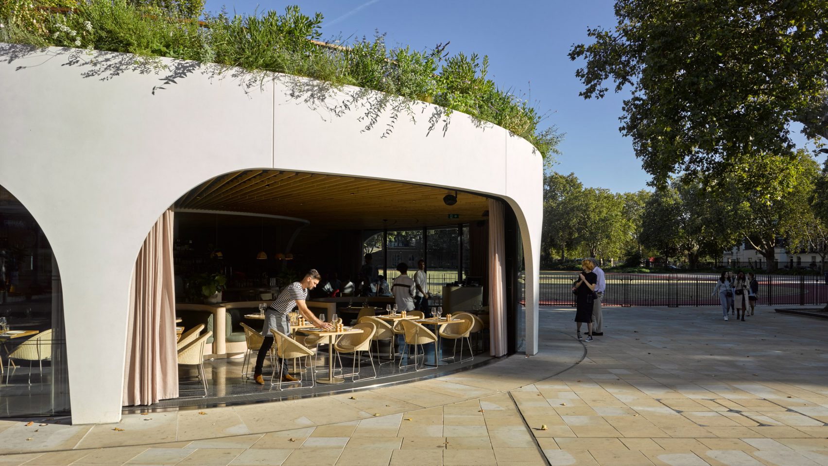 貝のようなカフェ店舗は内と外をカーテンで仕切ることで視覚で風を感じる