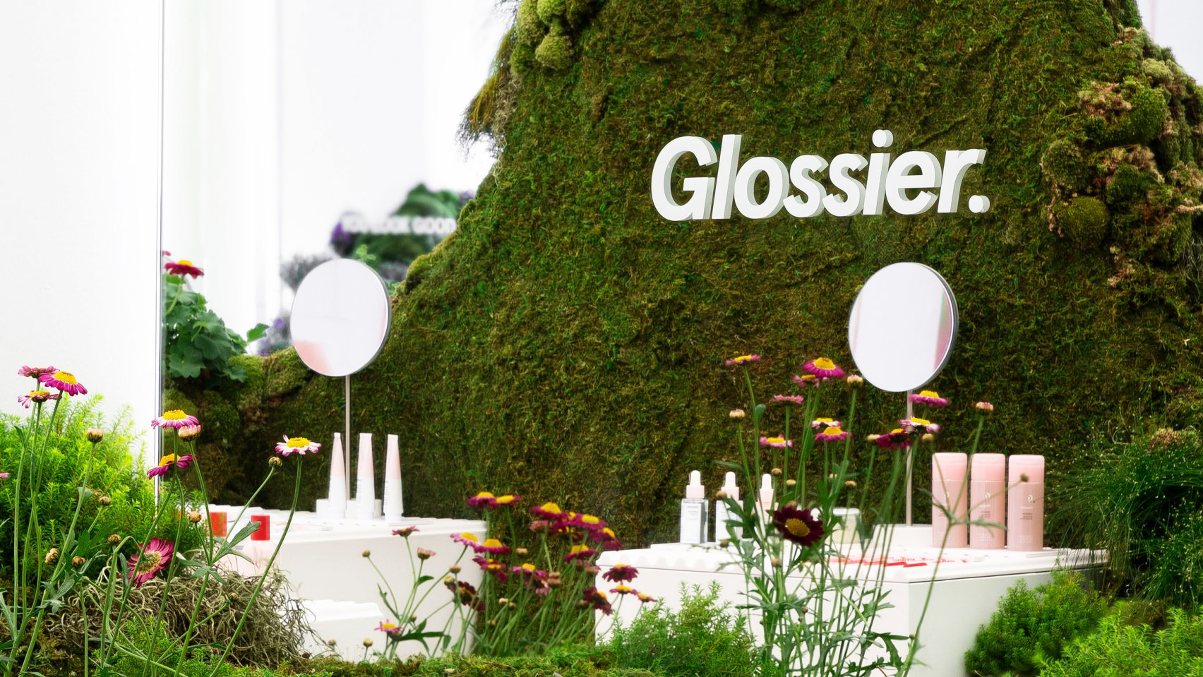 苔や花で覆われた丘が存在する対比が美しいコスメショップの店舗設計
