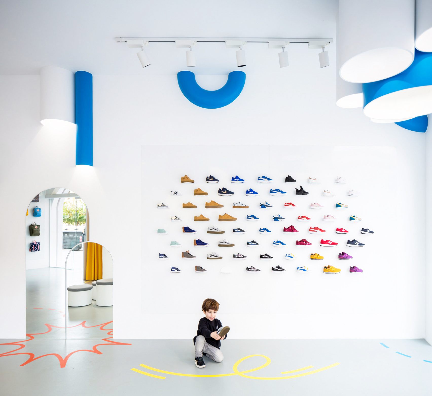 ３つのアーチ型出入口が特徴のシューズ店舗のデザインされたディスプレイシステム