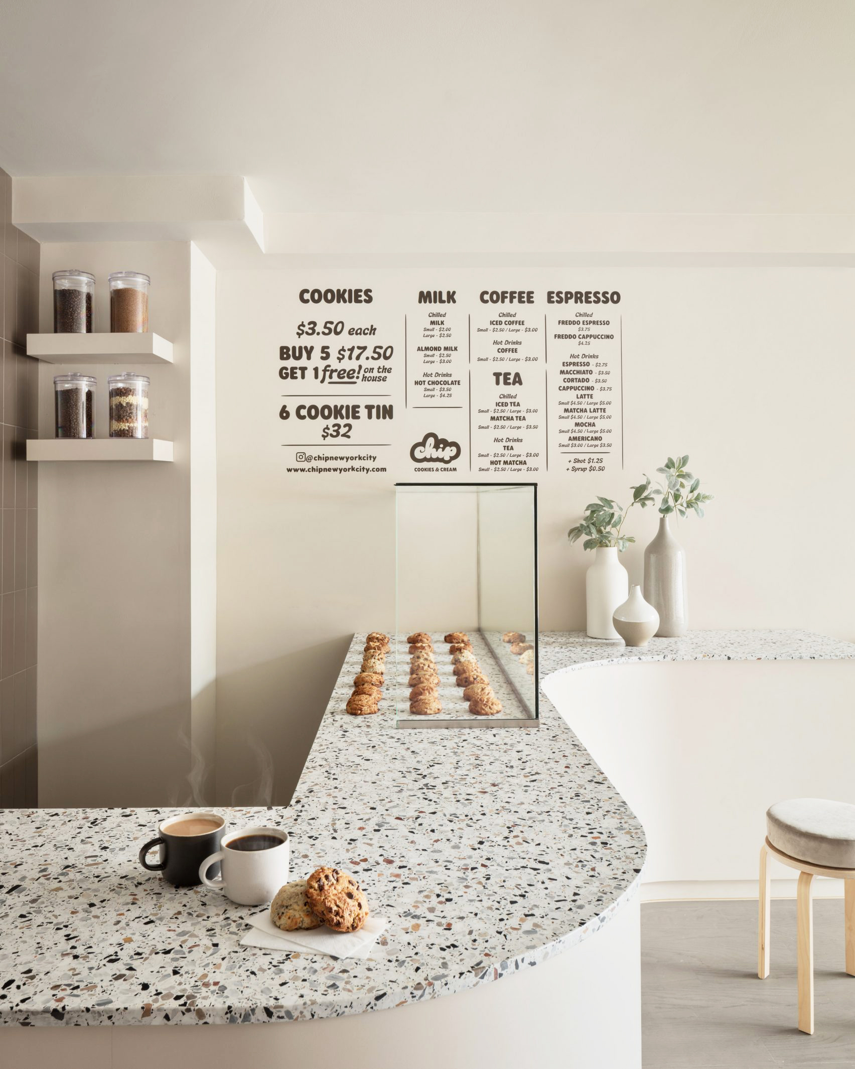 商品をモチーフにしたクッキーショップのロゴデザインと店舗デザインのつくり