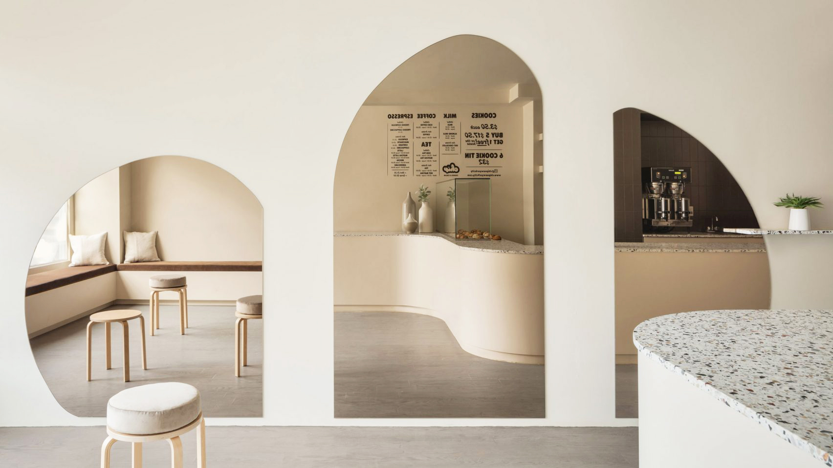 商品をモチーフにしたクッキーショップのロゴデザインと店舗デザインのつくり