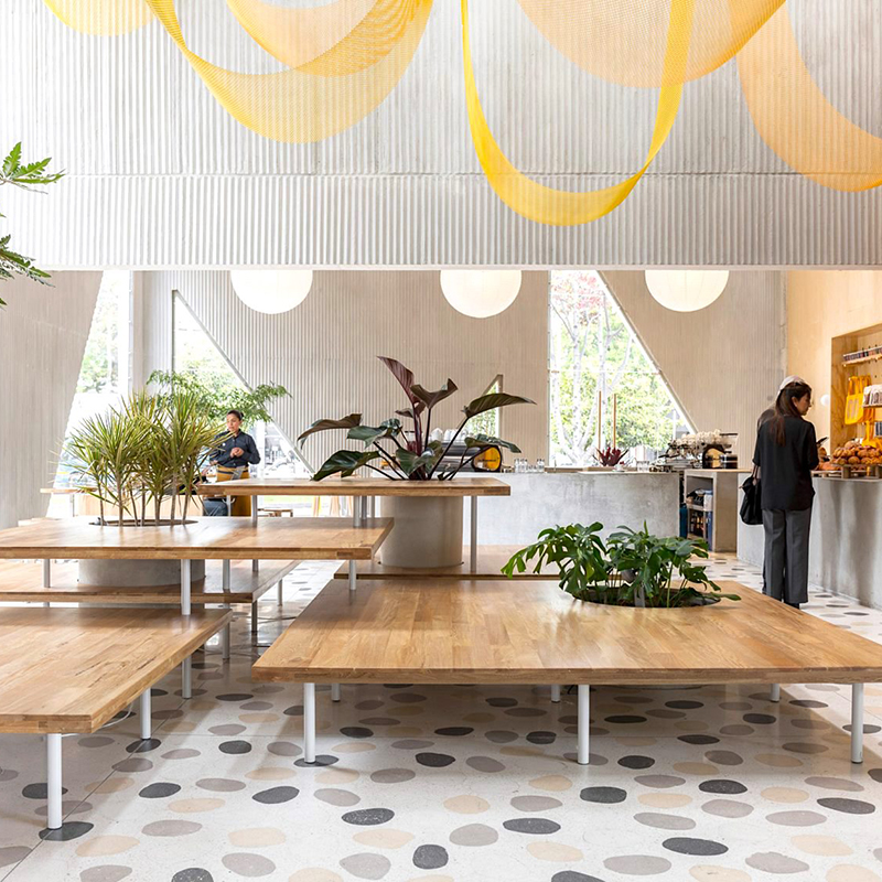 ショップの名前を建物のモチーフに美しく使ったベーカリーの店舗デザイン