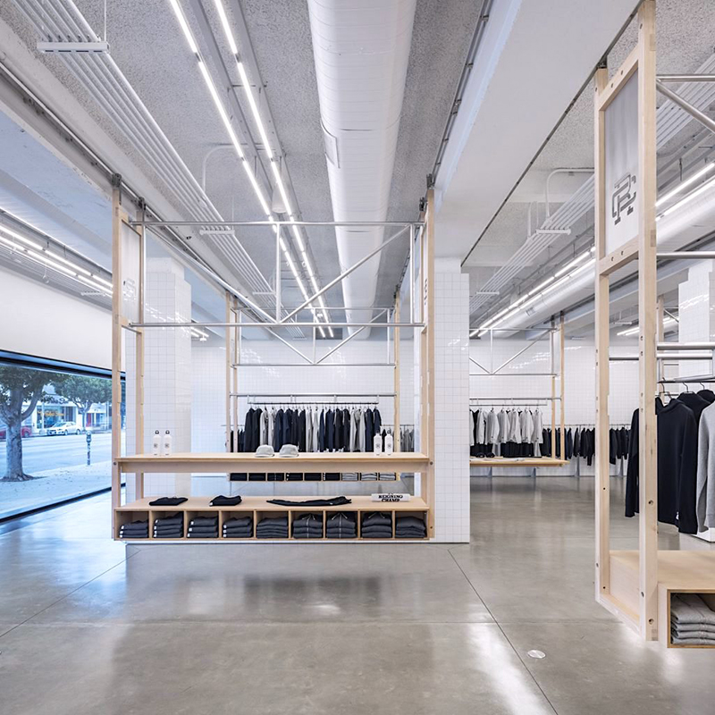 スポーツウェア店舗のレイアウトフリーなフレキシブル木製シェルフのデザイン