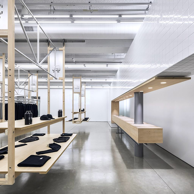 スポーツウェア店舗のレイアウトフリーなフレキシブル木製シェルフのデザイン