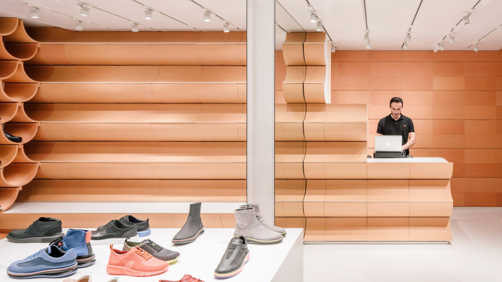 考え抜かれたセラミックタイルのデザインでシューズショップに個性と実用性を