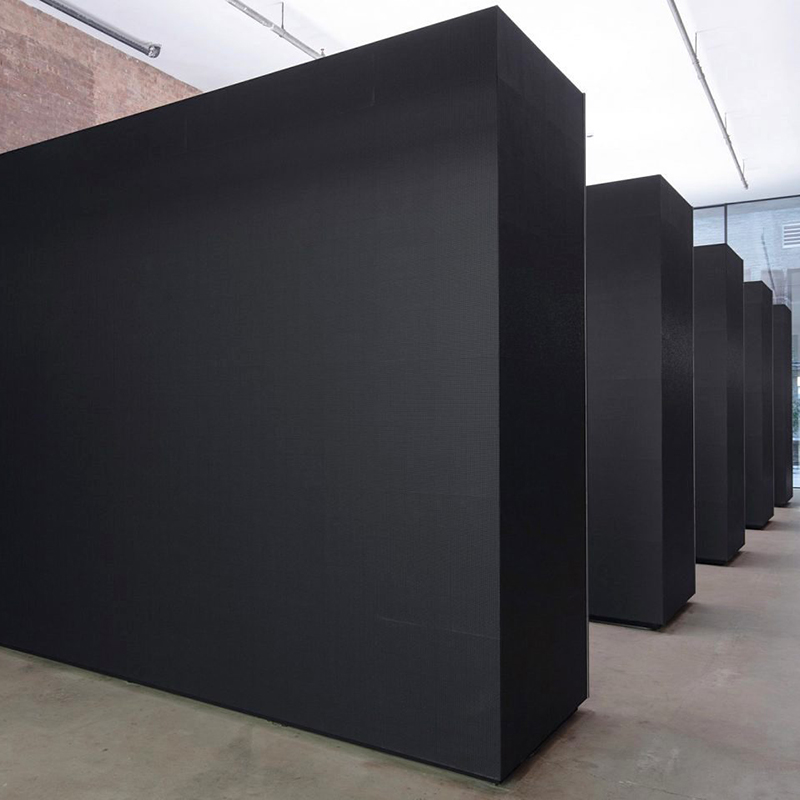 LEDモニターでつくられた洋服ディスプレイラックを設置したデニム店舗のデザイン