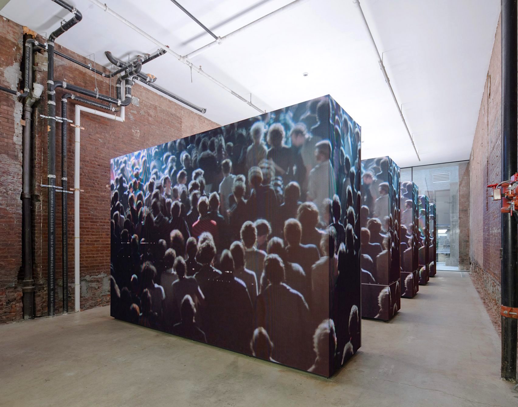 LEDモニターでつくられた洋服ディスプレイラックを設置したデニム店舗のデザイン