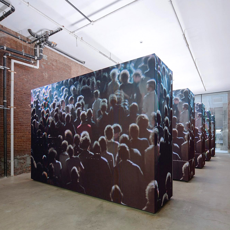 LEDモニターでつくられた洋服ディスプレイラックを設置したデニム店舗のデザイン