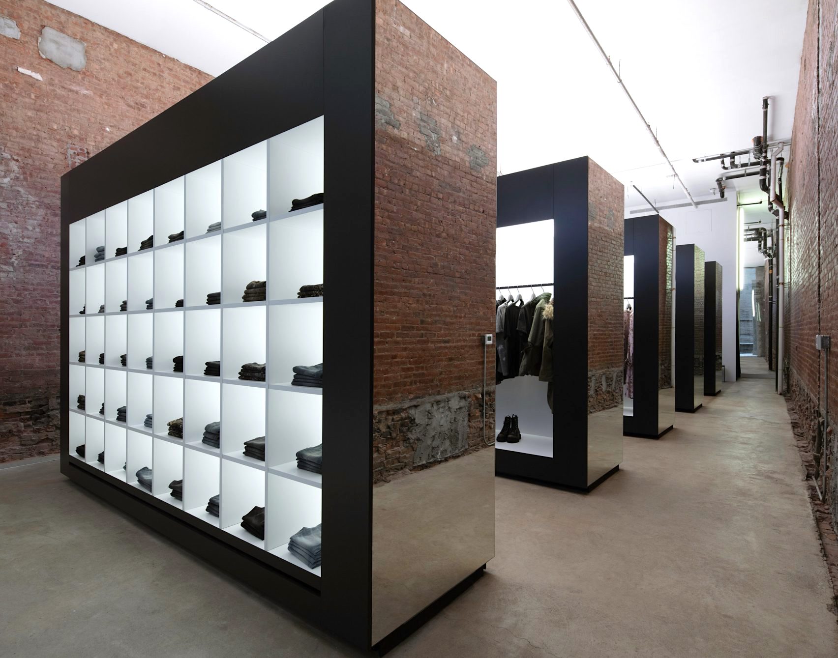 LEDモニターでつくられた洋服ディスプレイラックを設置したデニム店舗のデザイン